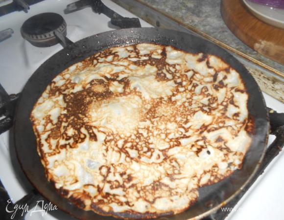 Выпекать на раскаленной сковороде, смазанной маслом, по 10 секунд с каждой стороны.