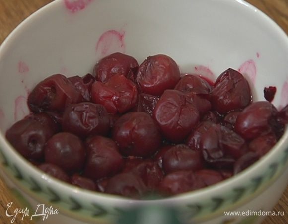 Вишню предварительно разморозить, сок не сливать.