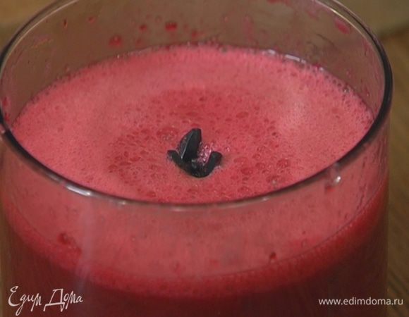 Вишню вместе с выделившимся соком выложить в блендер, добавить сахар и выжатый из фруктов сок, все измельчить в пюре.