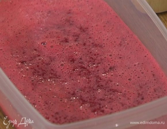 Полученную массу перелить в плоскую емкость, закрыть крышкой и отправить в морозильник на 2–3 часа.