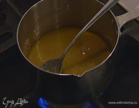 Приготовить мусс: мед влить в небольшую кастрюлю и прогреть на медленном огне практически до кипения.