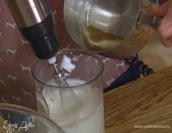 Белки взбить в пышную массу, затем, не прекращая взбивать, влить тонкой струйкой разогретый мед и продолжать взбивать до получения плотной, блестящей массы.