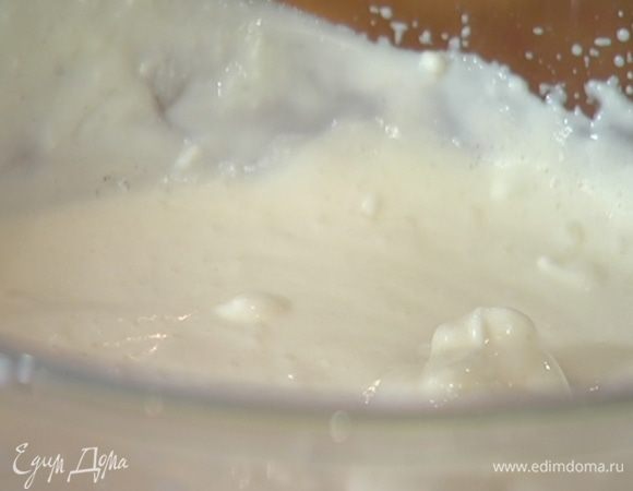 Взбитые белки с медом добавить в йогурт с ванилью, вымешать.