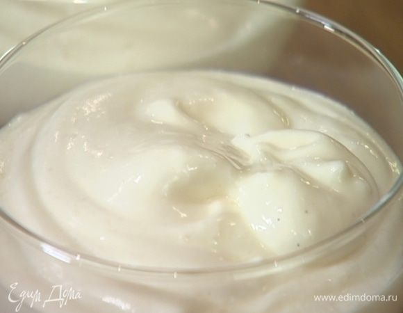 Разложить йогуртовый мусс в креманки и отправить в холодильник.