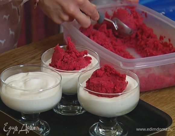 На охлажденный мусс выложить граниту и украсить миндальными лепестками.