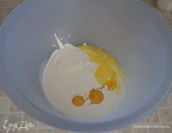 Растопить сливочное масло. Нам понадобится 2 столовых ложки – это примерно 45-50 грамм. Остудить. Белки отделить от желтков. Желтки смешать со сметаной, сливками и остывшим сливочным масло.