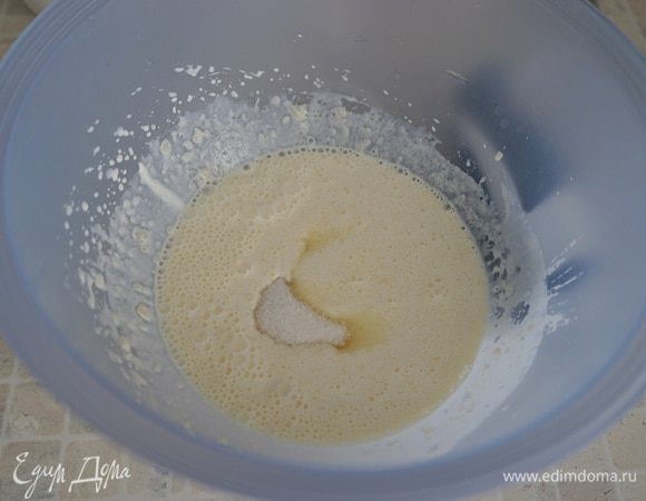 Добавить соль и 1 столовую ложку с горкой сахара. Хорошо перемешать.