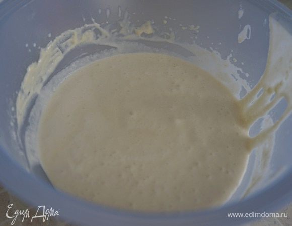 Просеиваем в тесто муку. Хорошо вымешиваем. Добавляем молоко и растительное масло. Вымешиваем.