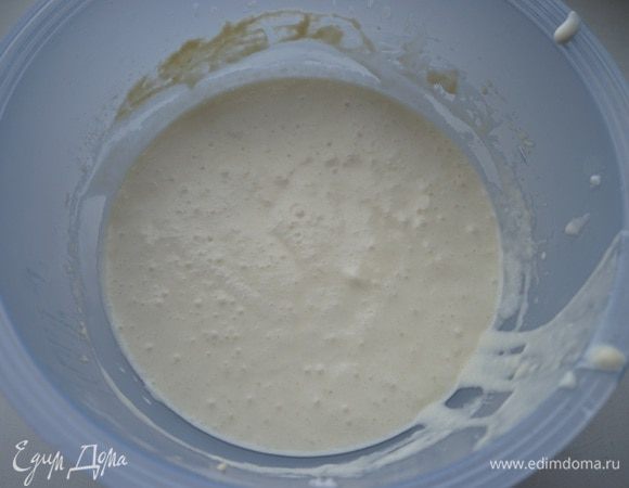 Белки взбиваем в отдельной миске до мягких пиков и аккуратно лопаткой вмешиваем в тесто. Тесто получается воздушное.