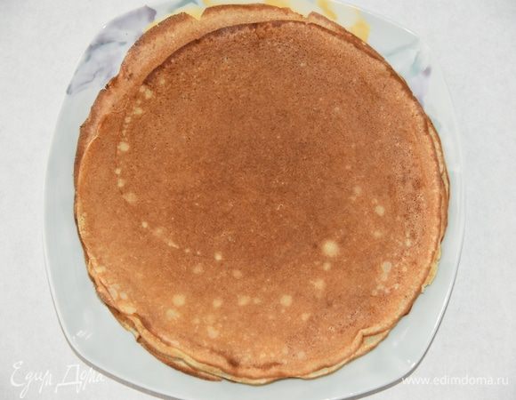 Разогреваем сковороду. Перед первым блинчиком смазываем её кусочком сливочного масла (это масло не учтено в списке). Выпекаем первый блин и смотрим какой густоты тесто. Оно должно быть густоватое, но хорошо растекаться по сковороде. Если надо, можно добавить немного молока.
Выпекаем остальные  блинчики. Выпеченный блинчик каждый раз прикрываем чистым полотенцем. 