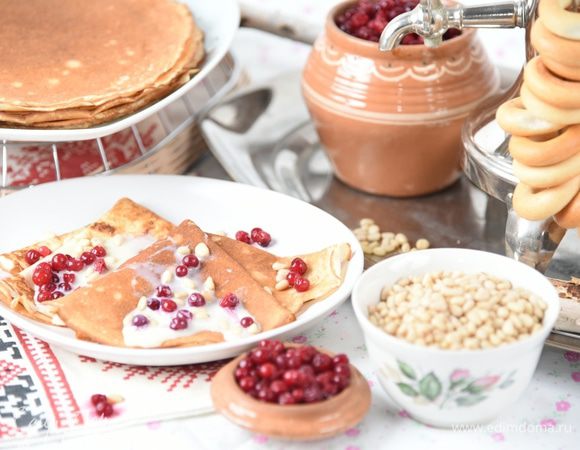 Для подачи полить каждый блинчик сгущенным молоком (в меру!), посыпать брусникой и кедровыми орешками. Свернуть вчетверо и угощать.