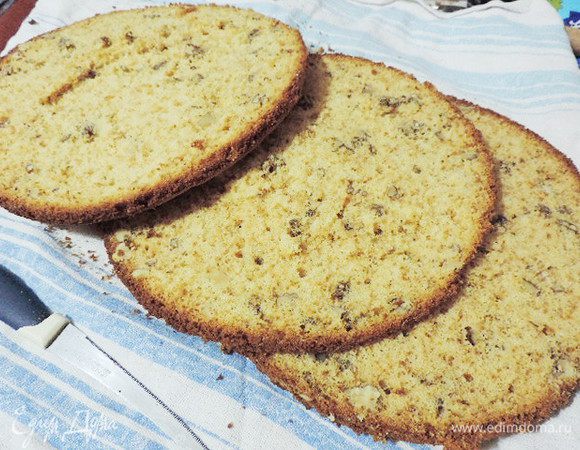 Остудить, разрезать поперек на три части.
Для пропитки в горячей воде растворить сахар. Остудить до комнатной температуры. Добавить коньяк. Щедро пропитать остывший бисквит.