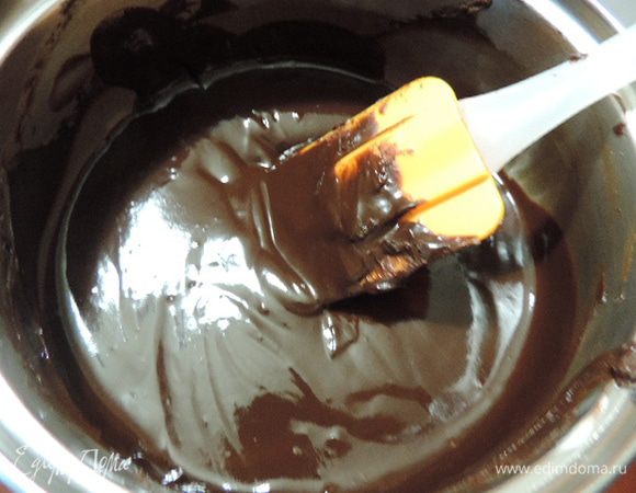 Шоколад расплавим на водяной бане или любым удобным для вас способом.
Шоколад у меня самый обычный черный 55%. Но программа разрешила выбрать только черный горький шоколад.

