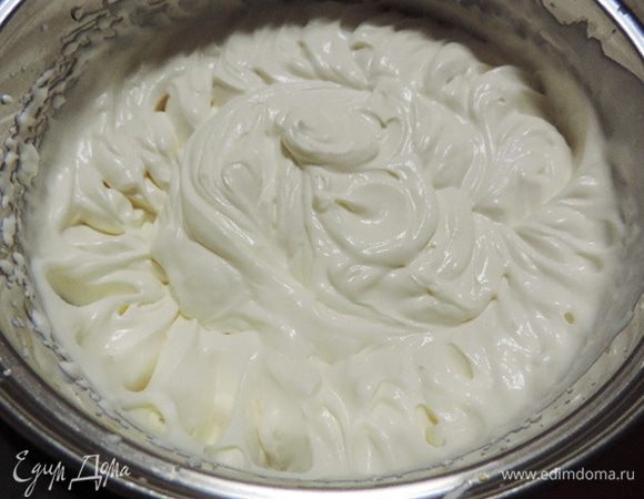 Параллельно взбиваем сметану до устойчивых пиков.
Сметана у меня жирная и некислая, домашняя. Вы можете заменить ее сливками 33% или взять магазинную сметану, чем выше процент жирности, тем лучше. Не берите с жирностью меньше 25% - не взобьете.