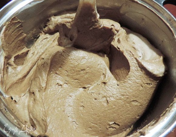 Смешиваем шоколад со взбитой сметаной и заранее замоченным в воде и растопленным желатином.
