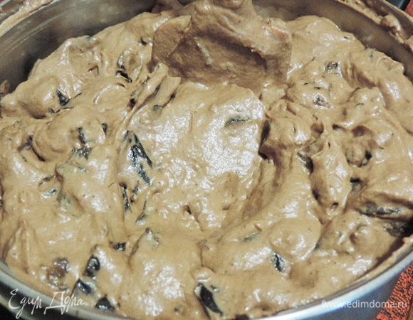 
Добавляем в сметанный крем чернослив, перемешиваем до однородности.
