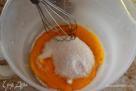 Отделяем желтки от белков и сахар взбиваем с желтками+ванильный сахар.