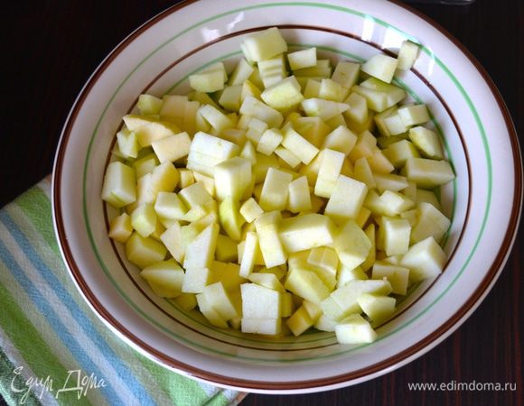 Яблоки почистить, удалить сердцевину, нарезать небольшими кубиками.