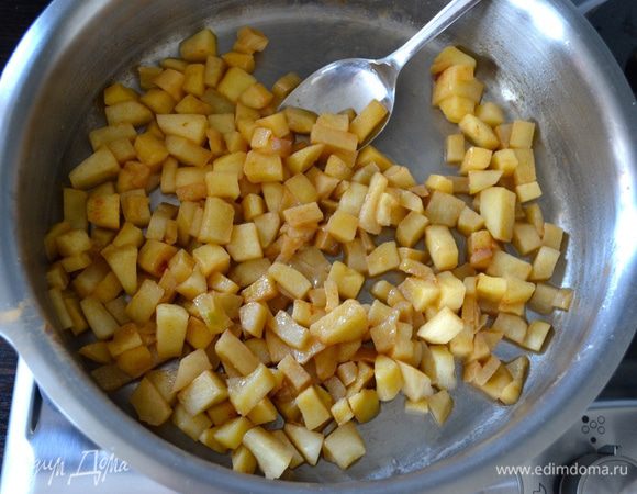 На сковороде тушить яблоки на среднем огне 10 минут. Воду и масло не добавлять. Затем добавить сахар и корицу и еще потушить 5 минут. Снять с огня и остудить.