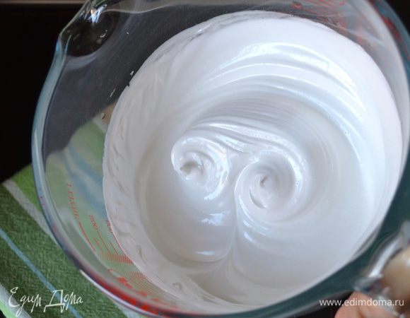 Белки взбить до устойчивых пиков. Сначала первые 30 секунд взбиваем белки сами по себе, а затем постепенно всыпаем сахар, продолжая взбивать.
