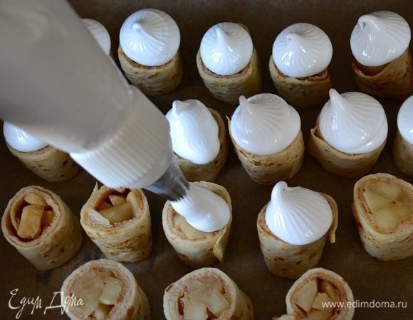 Пекарский мешок (шприц) заполнить белковой массой и отсадить на наши мини-рулетики "шапочку" из безе.