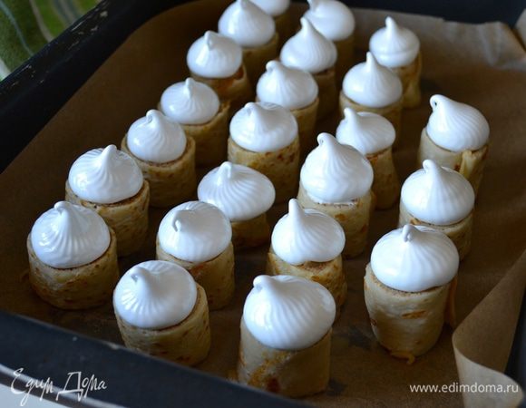 Поставить выпекаться в разогретую духовку на средний уровень примерно на 25 минут. 