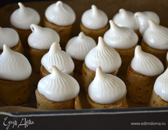 В готовых рулетиках "шапочка" не должна пересохнуть.