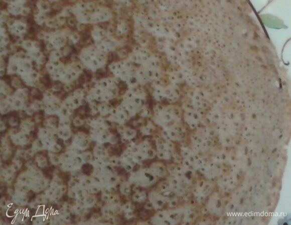 Перед выпечкой «заварить» тесто одним стаканом кипятка. Может понадобиться чуть больше или меньше, все зависит от муки. Тесто должно быть жидким как на обычные блинчики. Белки взбить в пену с щепоткой соли и аккуратно ввести в тесто, затем блины можно выпекать.