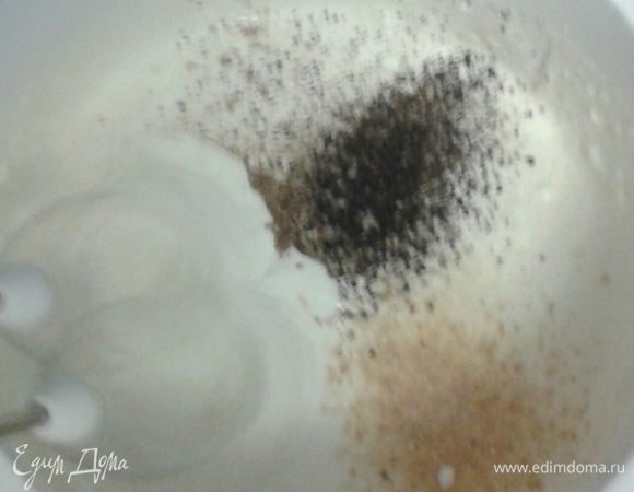 Пока идет процесс подъема теста, приготовим начинку. Сливочное масло и сметана должны быть комнатной температуры. Масло взбить вместе со сметаной, добавить соль (соли немного, все зависит от того, насколько соленая рыба), перец, тмин, мелко нарезанный укроп. Убрать начинку в холодильник, пока пекутся блины.