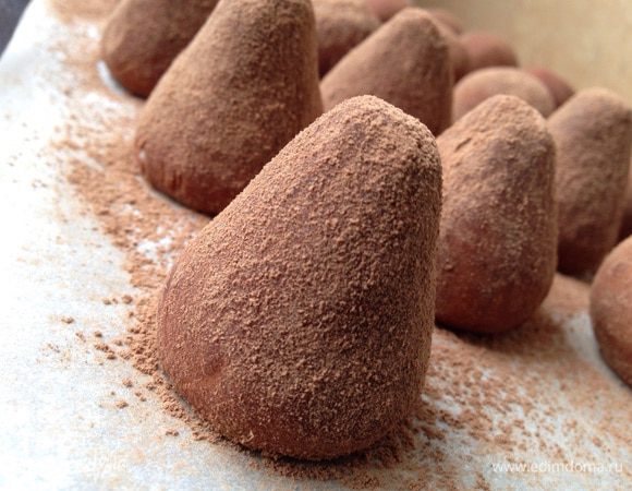 Из получившейся массы сформировать конфеты, форма может быть любой. Обвалять их в какао либо шоколадной или вафельной крошке. Получится 18–20 конфеток. Охладить в холодильнике около часа. Хранить в холодильнике!