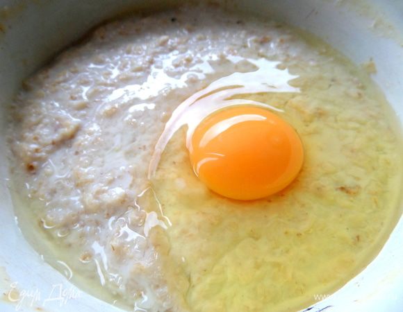 Нужна порция овсяной каши на молоке. Вбиваем в неё яйцо.