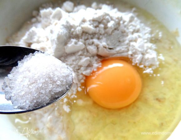 Добавляем муку, сахар, ваниль, разрыхлитель.