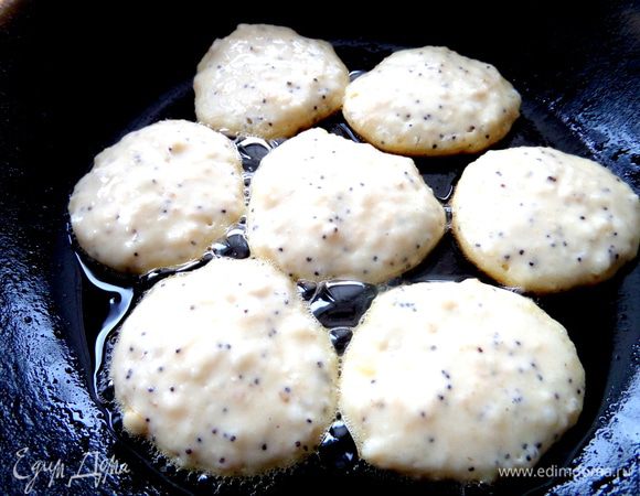 Жарим пышные оладушки в разогретом масле.