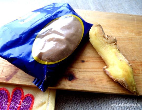 Постругаем слайсами имбирь (для пикантности) в турку около 1 см кусочек (или больше, кто любит!).