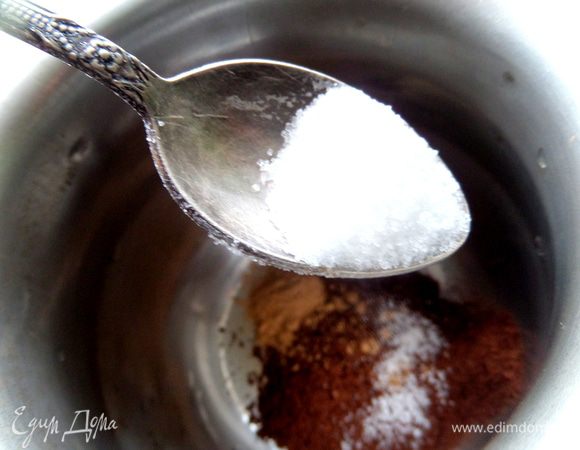 Сахар я добавляю в редких случаях, когда пью кофе с чем-то несладким, сыром, например.