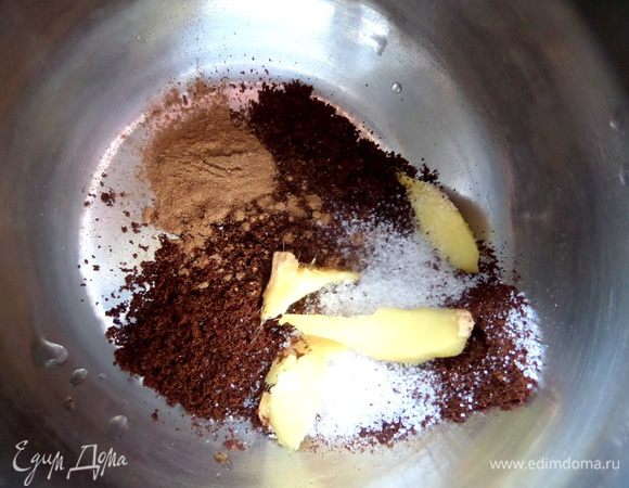 Заливаю кипящей водой (пол турки) и ставлю на горячую конфорку, на которой только что вскипел чайник и кофе доходит сам без огня.