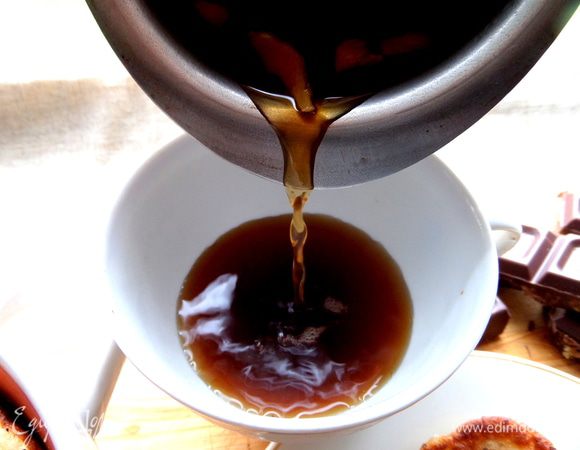 Наливаем в чашку (хватит на две кофейных или одну кружку), стараясь, чтобы кусочки имбиря не проскочили!