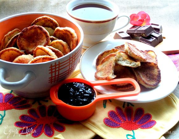 При подаче также предлагаем к оладьям смородиновое варенье или какое Вам нравится. 