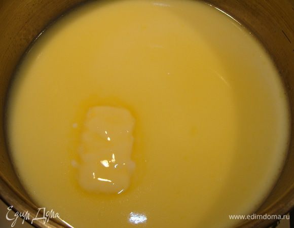 Молоко и сливочное масло поместить в сотейник. Довести до кипения.