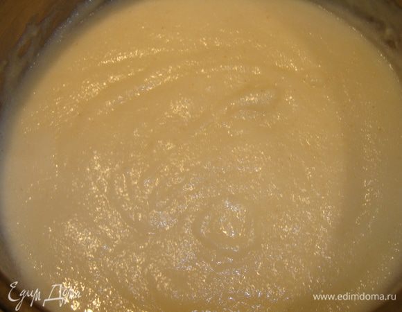 Всыпать манную крупу, немного поварить, помешивая, пока немного загустеет. Остудить.