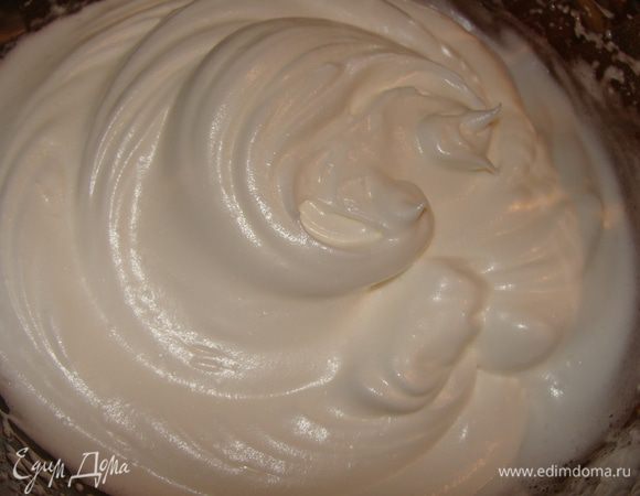 Яичные белки взбить с сахаром в крепкую пену.