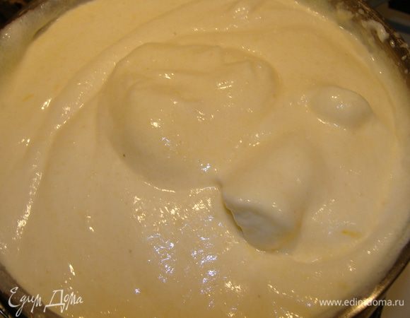 Аккуратно вмешать белки, постепенно добавляя муку.