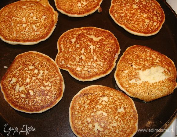 Сковороду нагреть. Убавить огонь до среднего. Столовой ложкой налить тесто, накрыть крышкой на 2 мин. Затем перевернуть. Обжарить с другой стороны.