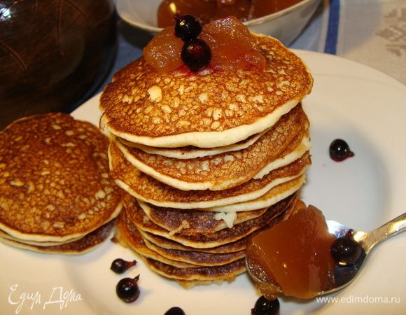 Сложить стопкой, промазывая сверху яблочным повидлом.