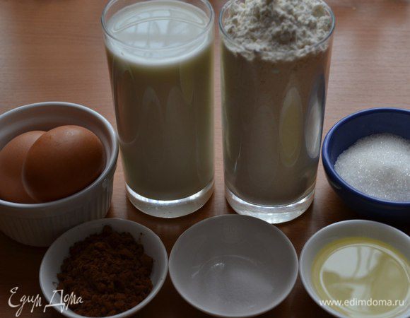 Берём миску и добавляем туда  яйца, соль, сахар, и половину молока. Перемешиваем. Добавим туда муку, размешаем. Если вылить сразу всё молоко, то будут комочки.