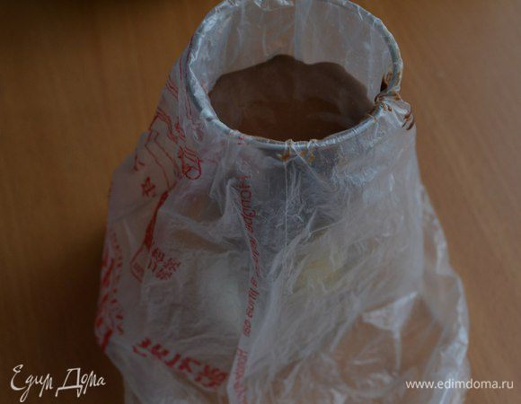 На этом этапе добавим растительное масло, чтобы тесто не пригорало.

1/3 теста смешиваем с какао. Получаем 2 теста: белое и шоколадное)
Я перелила шоколадное тесто в кондитерский мешок для удобства)