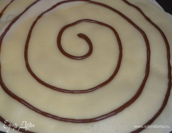 Разогреть сковороду. Смазывать не будем - масло есть в тесте.
На сковороду наливаем белое тесто, шоколадным же делаем спиральки)