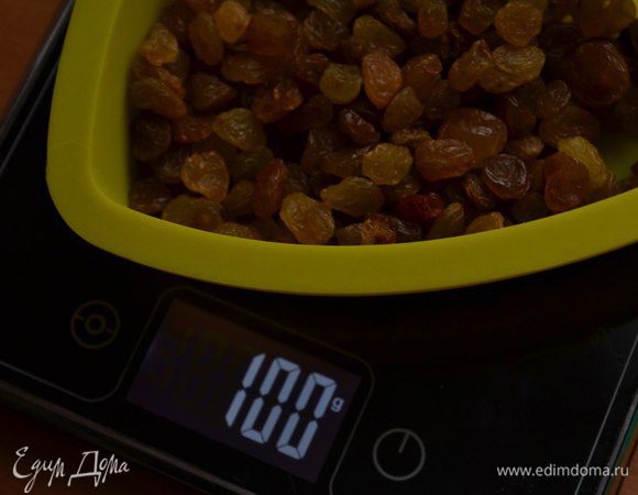 Ещё до начала готовки теста нам нужно залить изюм коньяком.