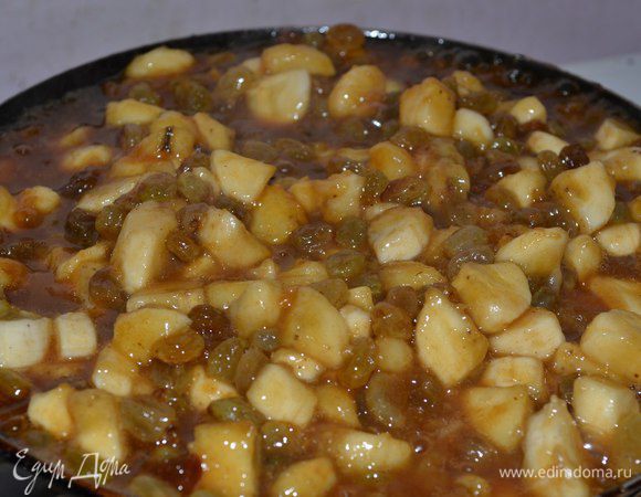 Сахар на сковороду - нам нужна карамель. Бананы нарезать небольшими кубиками.

Когда получили золотистую карамель, добавим сливочное масло. Потом изюм с коньяком. Спирты испарятся и начинку можно давать детям. Добавить бананы, корицу. Не превращаем бананы в кашу! Добавим теперь обжаренные орехи (измельченные).