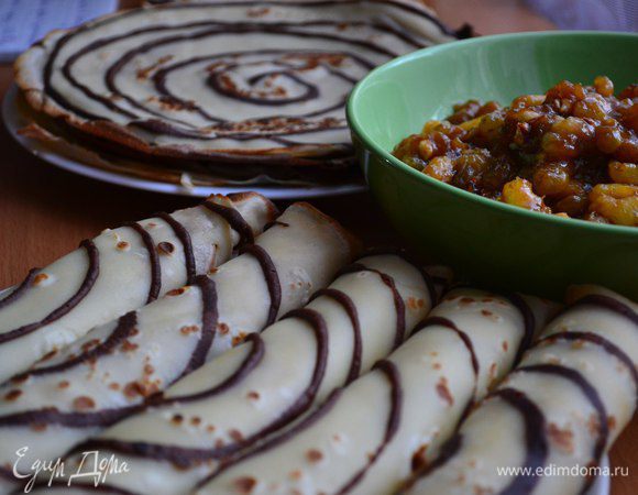 Соединяем начинку и блинчики.